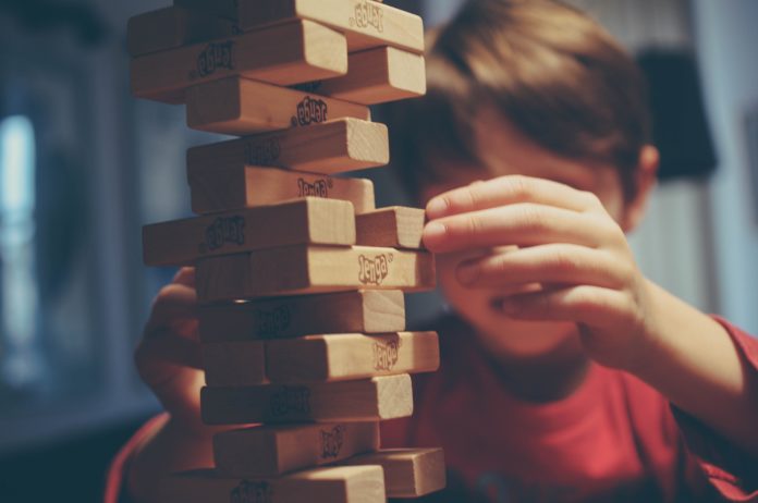 bambino con jenga